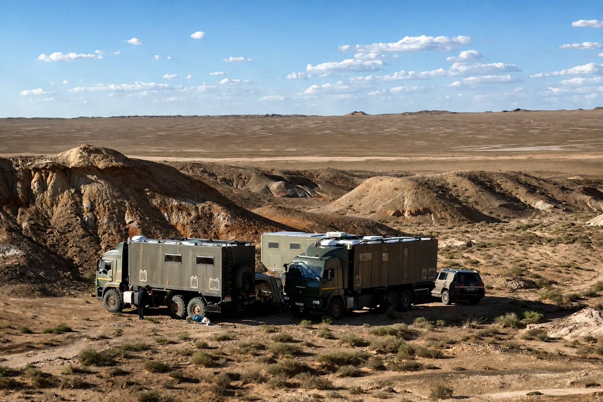 Два автодома 6×6 в пустыне Гоби среди красных скал